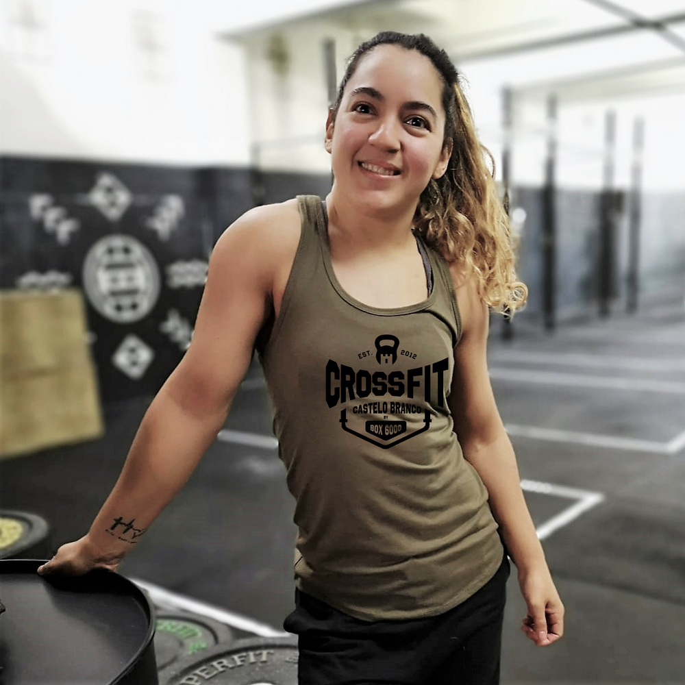 Camiseta Sin Mangas Roja y Verde - CrossFit Castelo Branco | Camiseta sin mangas con espalda cruzada roja y verde con logotipo CrossFit Castelo Branco